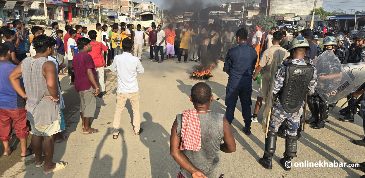 सिरहाको गोलबजारमा पनि चर्कियो प्रदर्शन, पूर्व–पश्चिम राजमार्ग अवरुद्ध