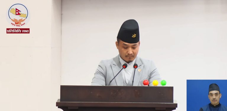 संसद्को रोस्ट्रममा पुगेर भावुक बने गृहमन्त्री