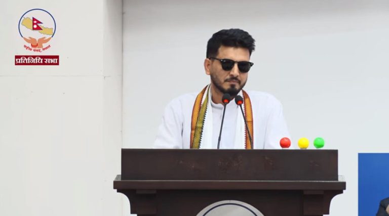 नगर प्रहरीलाई मन्त्री लम्सालले भने– मनोबल नघटाउनुहोला