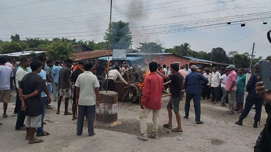 सुनसरीको कप्तानगन्जमा कर्फ्यु उल्लंघन गर्दै प्रदर्शन, पूर्वपश्चिम राजमार्ग पनि अवरुद्ध