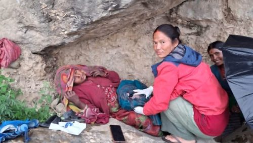ओडारमै छोरा जन्माएकी सौरीलाई अनमी खत्रीले दिइन् सेवा
