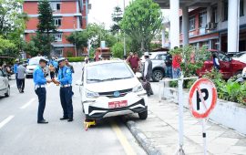 सिंहदरबारभित्र जथाभावी पार्किङ गरिएका गाडीमा ‘ह्विल लक’ (तस्वीरहरू)