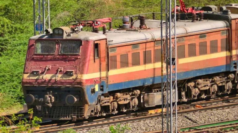 पश्चिम बंगालको मुर्शिदाबादमा ट्रेन र स्कुल भ्यान ठोक्किँदा तीन जनाको मृत्यु