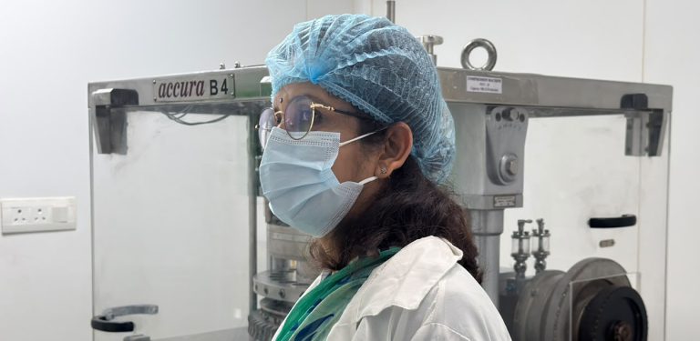 औषधि लिमिटेडमा मन्त्री यादवको अनुगमन, कर्मचारी र अत्यावश्यक सवारी साधनको बन्दोबस्त मिलाउन निर्देशन
