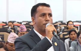 प्रधानमन्त्रीलाई सांसद दुलालको व्यङ्ग्य– एक्स्ट्रा अर्डिनरीमा पर्ने रास्वपाका इन्जिनियर सांसदहरूलाई बधाइ