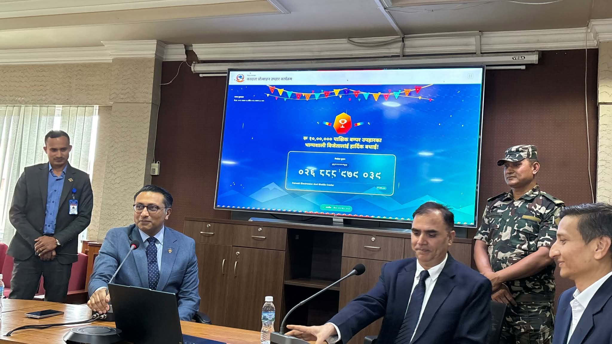 ३५० रुपैयाँको सामान किनेका उपभोक्ताले पाए १० लाखको करदाता पुरस्कार