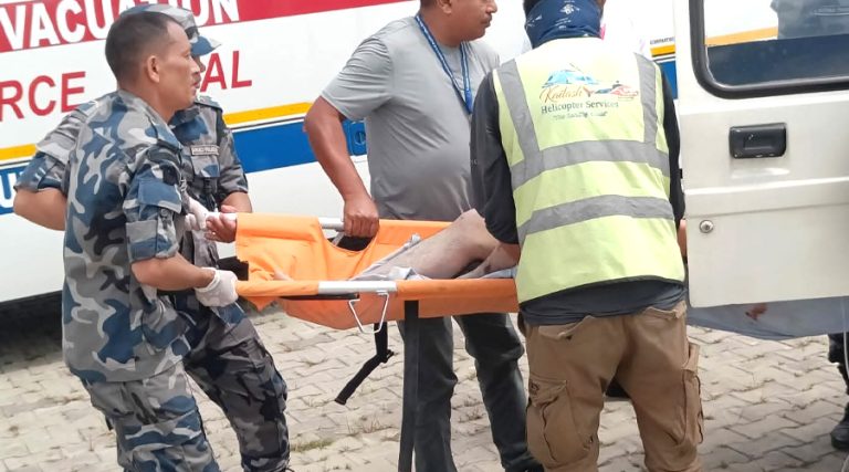 एपीएफ अस्पतालबाट १७ स्वास्थ्यकर्मीको टोली बाढी प्रभावित क्षेत्र प्रस्थान