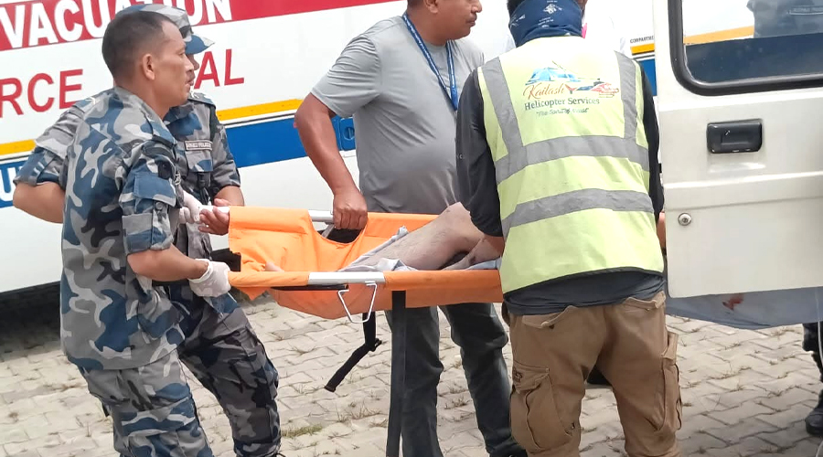 एपीएफ अस्पतालबाट १७ स्वास्थ्यकर्मीको टोली बाढी प्रभावित क्षेत्र प्रस्थान