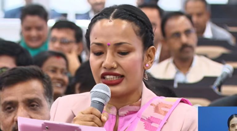 संसद्‌मा आशिकाको कविता– हिमाल फेदी मुन्तिर कहिले बन्छ ग्यास भर्ने पँधेरो ?