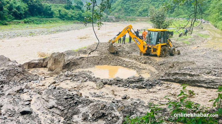 अपडेट : लेदो सहितको पहिरो हटाएपछि बीपी राजमार्ग दुईतर्फी नै  खुल्यो