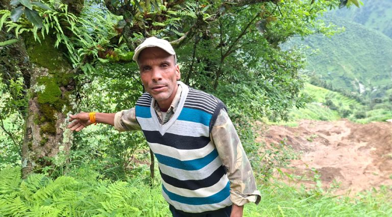 खेत लगिसक्यो, घर छाडेर विस्थापित