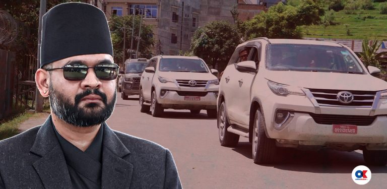 निजी यात्रामा आएका प्रधानमन्त्रीसँग भेट्न पाएनन् मुस्ताङीले