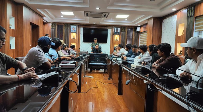 सुरुङमा फसेका व्यक्तिका परिवारसँग ऊर्जामन्त्रीले भने : आजै साँझसम्म भित्र छिर्ने प्रयासमा छौं