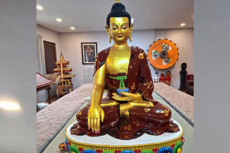 लन्डनस्थित नेपाली दूतावासमा ३ फिट अग्लो बुद्ध प्रतिमा स्थापना हुँदै