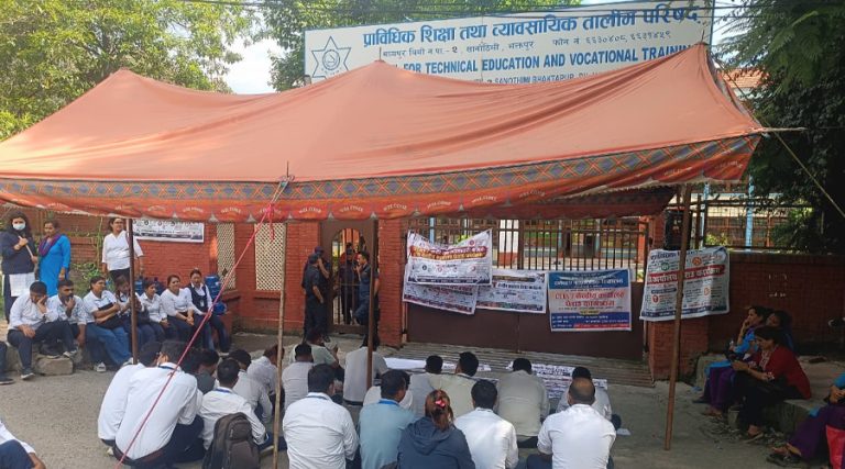 सहमति नभएपछि सीटीईभीटीमा करार कर्मचारीको आन्दोलन जारी