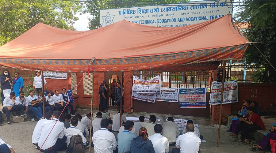 सहमति नभएपछि सीटीईभीटीमा करार कर्मचारीको आन्दोलन जारी