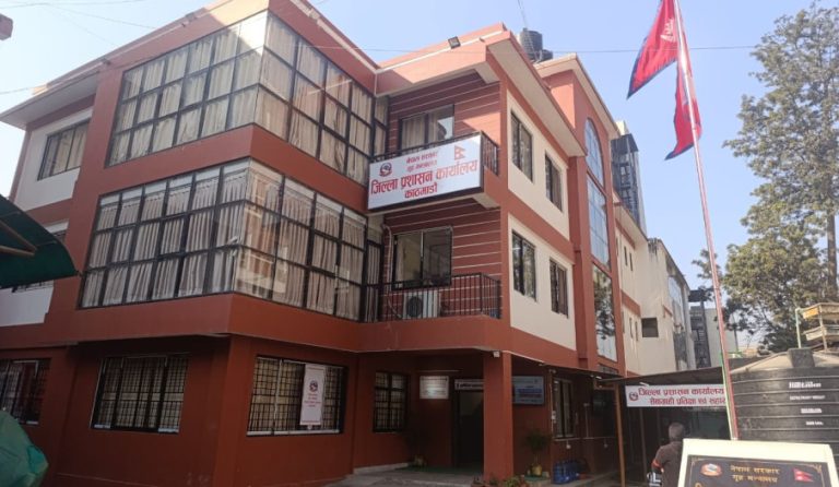 नर्सरी चोकको गुठीको जग्गामा पर्खाल लगाएर भोगचलन, खाली गर्न प्रशासनको निर्देशन