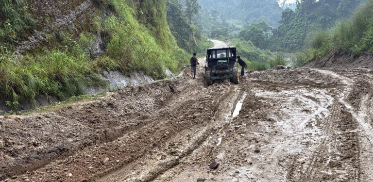 दमक-चिसोपानी सडक : बर्खामा हिलो, हिउँदमा धुलो
