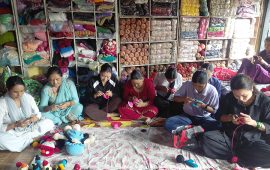 धागोबाट सिर्जना : आत्मनिर्भर बन्दै दाङका आमाहरू