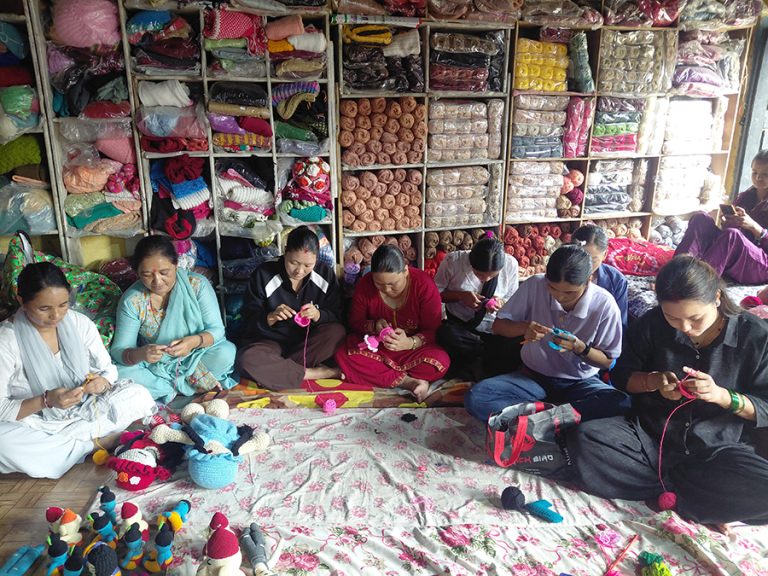 धागोबाट सिर्जना : आत्मनिर्भर बन्दै दाङका आमाहरू