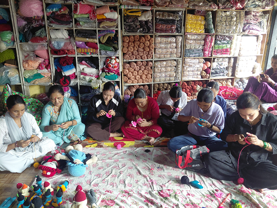 धागोबाट सिर्जना : आत्मनिर्भर बन्दै दाङका आमाहरू