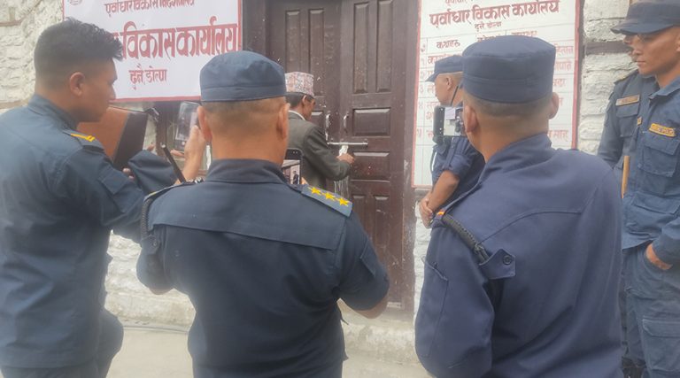 डोल्पा पूर्वाधार विकास कार्यालयमा लागेको ताला दुई घण्टापछि खुल्यो