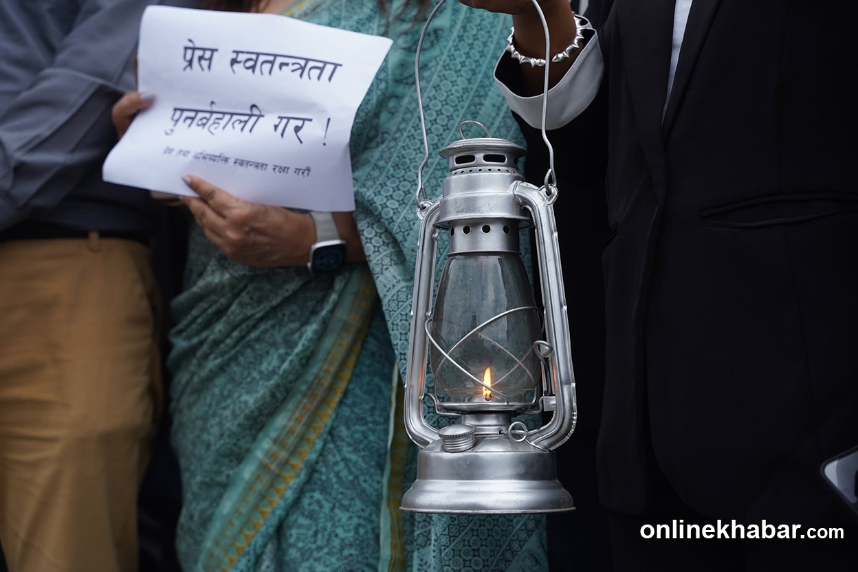 पत्रकार किशोर श्रेष्ठलाई रिहा गर्न माग गर्दै लालटिन बोकेर प्रदर्शन