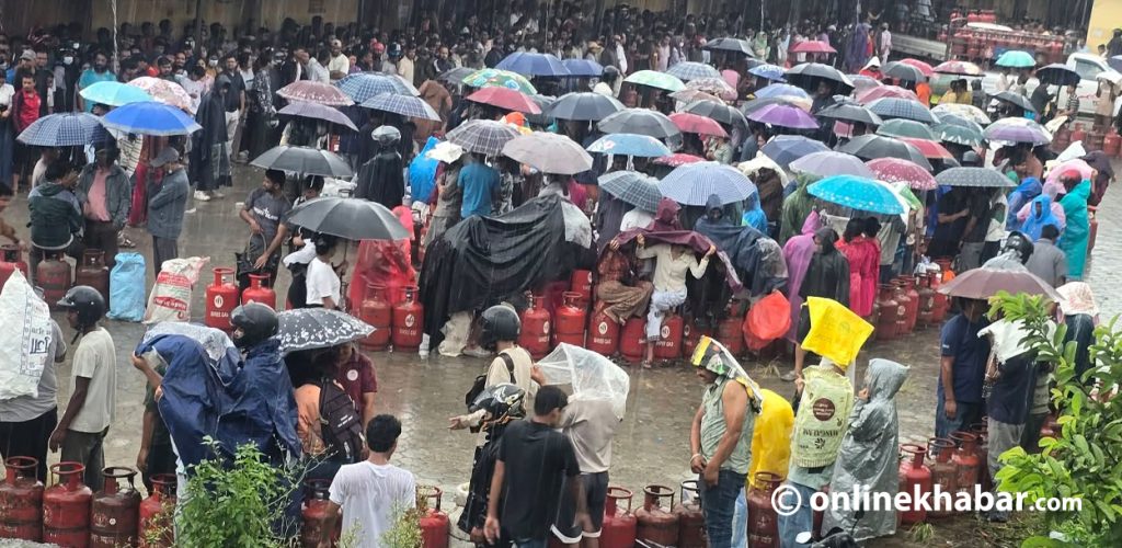 नागरिकलाई दिनभर झरीमा भिजाएर रित्तो हात फर्काइयो