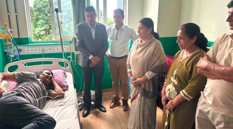जेएन थपलिया भेट्न वीर अस्पताल पुगिन् पूर्वराष्ट्रपति भण्डारी