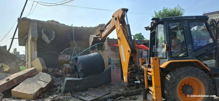 जनकपुरको अतिक्रमित गुठीको जग्गामा चल्न थाल्यो डोजर