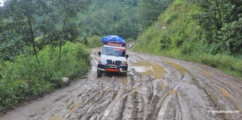 ११ वर्षदेखि अधुरो सडक, वर्षासँगै दोहोरिन्छ यात्रुको सास्ती (तस्वीरहरू)