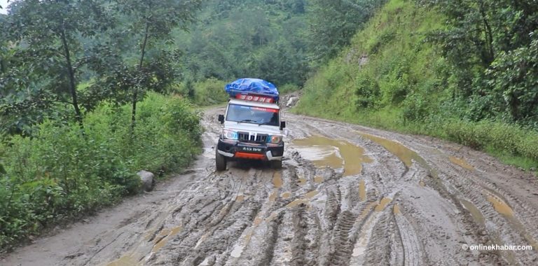 ११ वर्षदेखि अधुरो सडक, वर्षासँगै दोहोरिन्छ यात्रुको सास्ती (तस्वीरहरू)