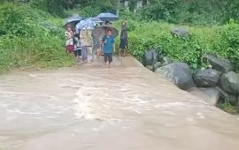 विद्यालयबाट फर्किरहेका बालिकालाई खोलाले बगाउँदा एकको मृत्यु, दुई बेपत्ता