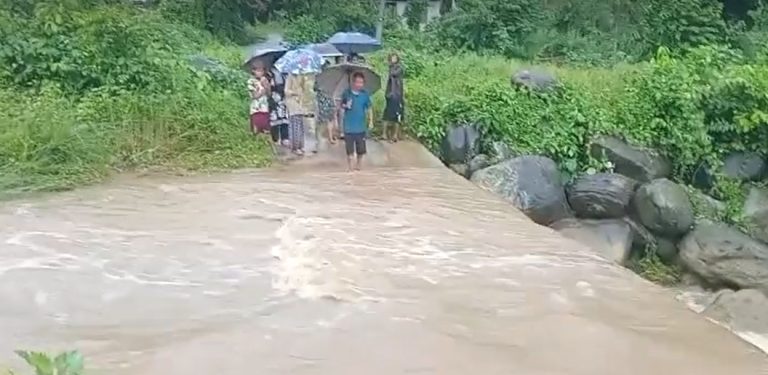 विद्यालयबाट फर्किरहेका बालिकालाई खोलाले बगाउँदा एकको मृत्यु, दुई बेपत्ता