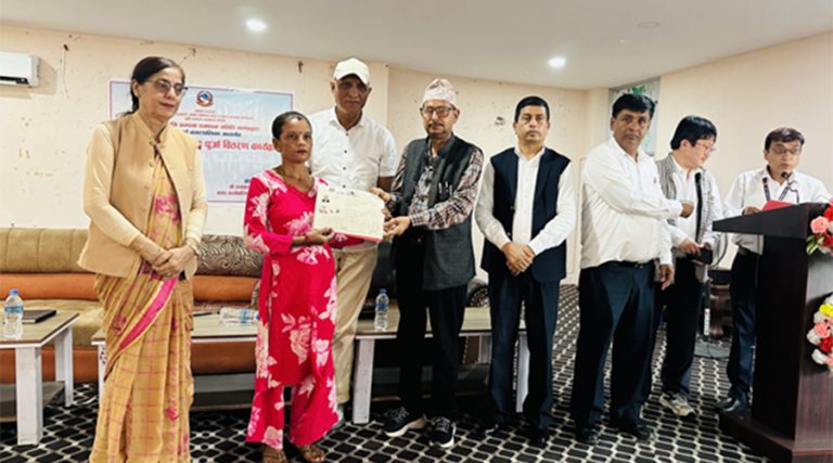 झापामा १३ जनालाई जग्गाधनी पुर्जा प्रदान  
