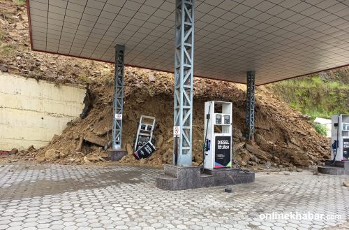 गोरखामा पहिरोले पेट्रोल पम्प र घरमा क्षति