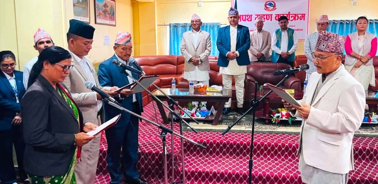 लुम्बिनी सरकारका तीन मन्त्रीले लिए शपथ  