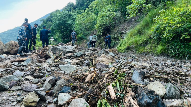रुकुमपूर्वमा मध्यपहाडी लोकमार्ग अवरुद्ध, यात्रु अलपत्र