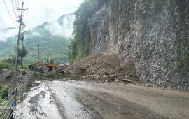 मुग्लिन-नारायणगढ सडकमा फेरि खस्यो पहिरो, सडक अवरुद्ध