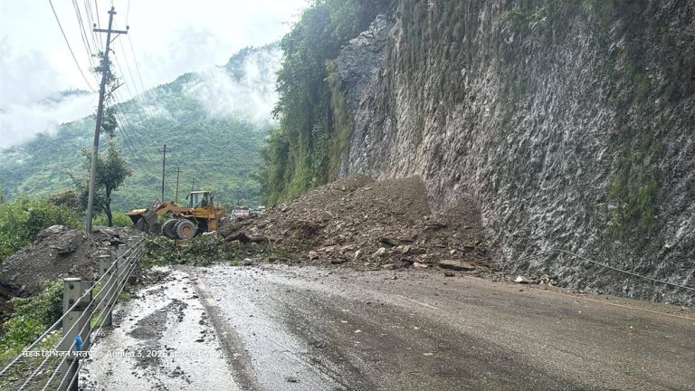 मुग्लिन-नारायणगढ सडकमा फेरि खस्यो पहिरो, सडक अवरुद्ध
