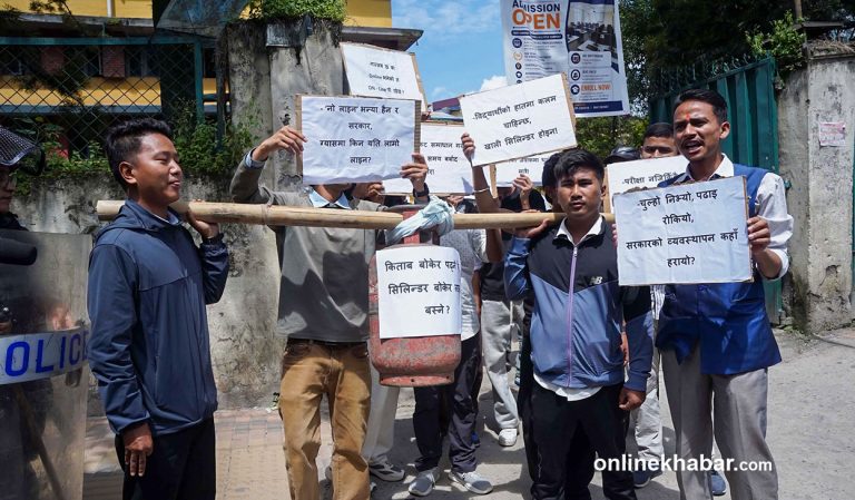खाली ग्यास सिलिन्डर बोकेर घण्टाघर अगाडि नेविसंघको प्रदर्शन