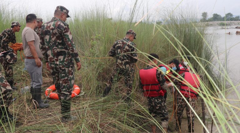 चितवन राष्ट्रिय निकुञ्ज क्षेत्रको नारायणी नदीबाट मात्रै ७२ शव सेनाले निकाल्यो