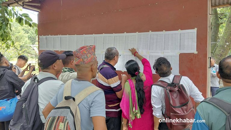 उद्धार सूची केलाउँदै बेपत्ता आफन्तको खोजी (तस्वीरहरू)