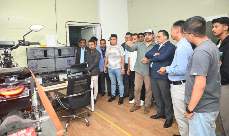 नेपालमै बनेको विद्युतीय ‘यात्री पीटू’ स्कुटर हेर्न कारखानामा पुगे अर्थमन्त्री