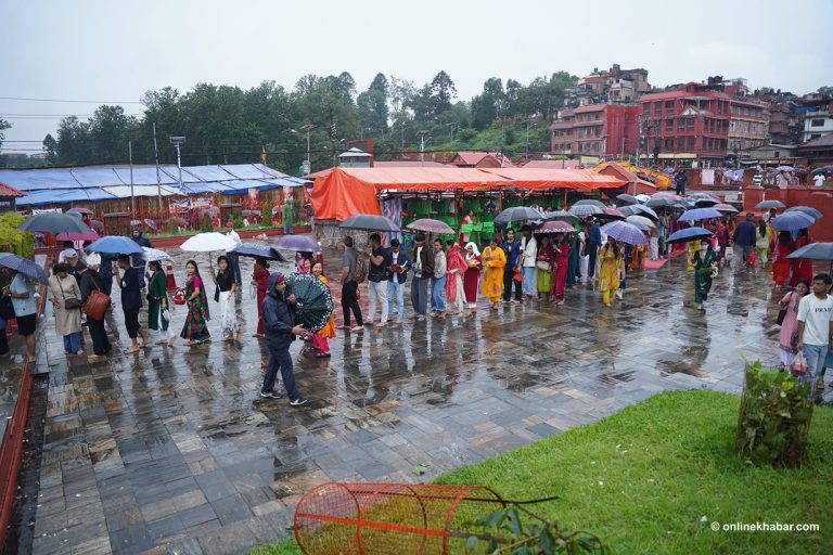 साउने सोमबार : भिज्दै पशुपतिको दर्शन (तस्वीरहरू)
