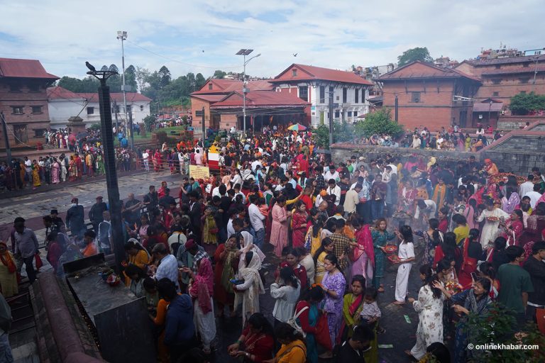 साउनको अन्तिम सोमबार पशुपतिमा व्रतालुको घुइँचो (तस्वीरहरू)