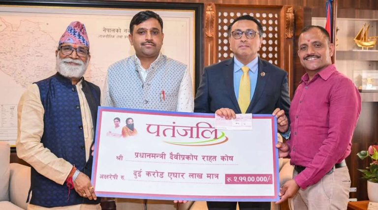 बाढीपीडितका लागि पतञ्जलीले सरकारी कोषमा जम्मा गर्‍यो २ करोड ११ लाख