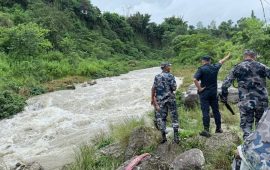 पोखरामा विजयपुर खोलाले बगाउँदा २ बालक बेपत्ता