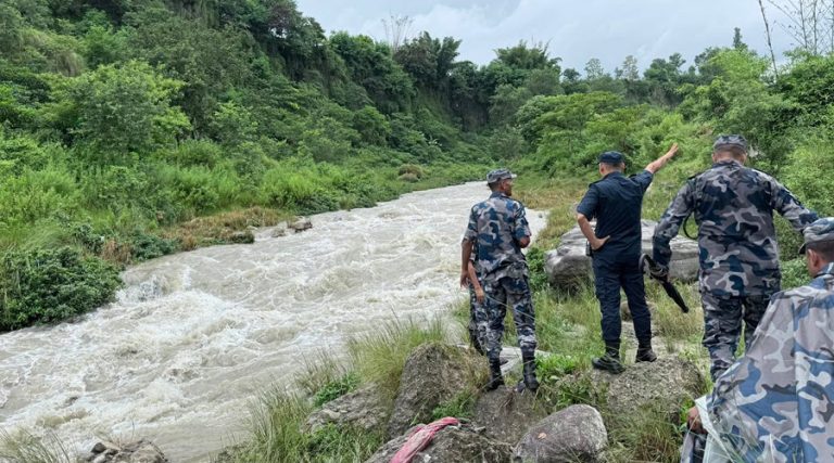 पोखरामा विजयपुर खोलाले बगाउँदा २ बालक बेपत्ता