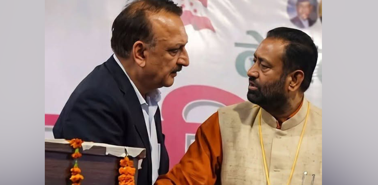 धर्मसम्बन्धी बुँदाको भाषामा विवाद : निधि र महत कागज खोसाखोस